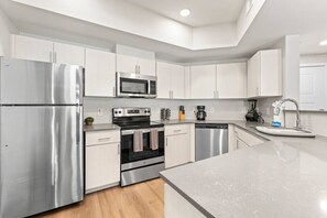 Een koelkast, een microgolfoven, een oven, een kookplaat