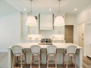 Kylskåp, mikrovågsugn, ugn och spishäll