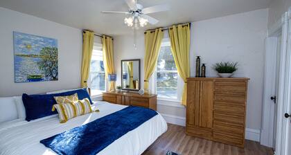 King Bed! Family-Friendly, Minutes from Holy Hill, Hiking+Skiing + Golf