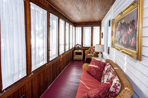 King Bed! Family-Friendly, Minutes from Holy Hill, Hiking+Skiing + Golf