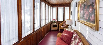 King Bed! Family-Friendly, Minutes from Holy Hill, Hiking+Skiing + Golf