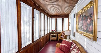 King Bed! Family-Friendly, Minutes from Holy Hill, Hiking+Skiing + Golf