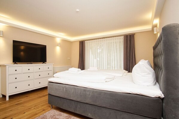 Unclassified image, 1 of 44, button