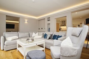 TV, stereo - Ruhig und Idyllische Lage, Ahoi Erlebnisbad Gratis - Gutshaus Silvitz Fewo 01 - Gutshaus Silvitz (Bergen auf Rügen)
