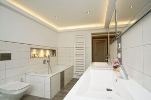 Shower - Ruhig und Idyllische Lage, Ahoi Erlebnisbad Gratis - Gutshaus Silvitz Fewo 01 - Gutshaus Silvitz (Bergen auf Rügen)
