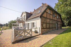 Exterior - Ruhig und Idyllische Lage, Ahoi Erlebnisbad Gratis - Gutshaus Silvitz Fewo 02 - Gutshaus Silvitz (Bergen auf Rügen)