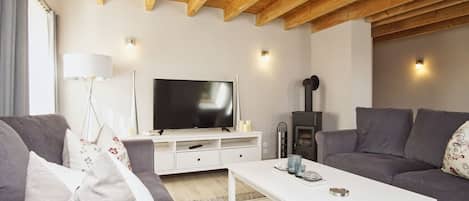 Televisie, een open haard en een stereo
