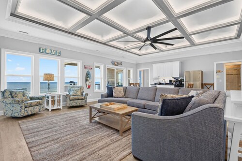 Isle Oasis. Oceanfront. Elevator, Heatable Pool,  Drct Bch Access. Grt Location.