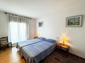 3 chambres, fer et planche à repasser