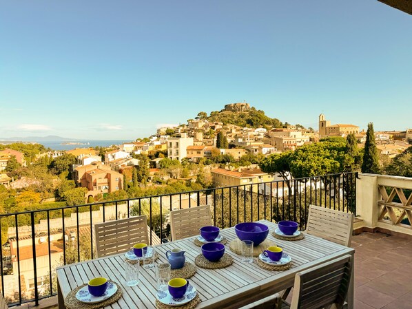 Outdoor dining - Rent semi-detached house with communal pool in Begur (Begur)