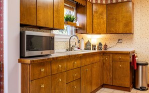 Fridge, microwave, oven, stovetop - Bella's on Beck- your retreat near downtown Cody (Cody)