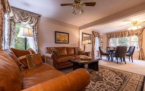 TV, offices - Bella's on Beck- Classic home near downtown Cody (Cody)