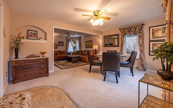 TV, offices - Bella's on Beck- your retreat near downtown Cody (Cody)