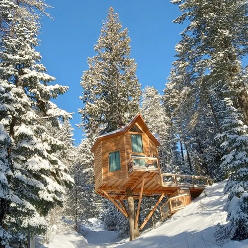 Romantic Treehouse Getaway with Peaceful Mountain Views!