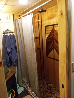 Shower, hair dryer, towels, soap - Romantic Treehouse Getaway with Peaceful Mountain Views! (Newport)