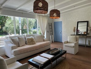 Living area - Romantic style El y Ella home.
Cozy family- sized . ........................... (Long Beach)