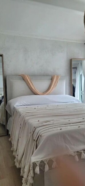 2 habitaciones, tabla de planchar con plancha, wifi y ropa de cama
