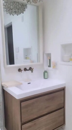 Asciugacapelli, asciugamani, sapone, shampoo