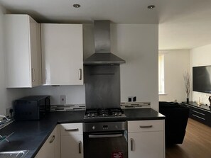 Fridge, microwave, oven, stovetop - Apartment Sleeps 2 Near o2 Dome (London)