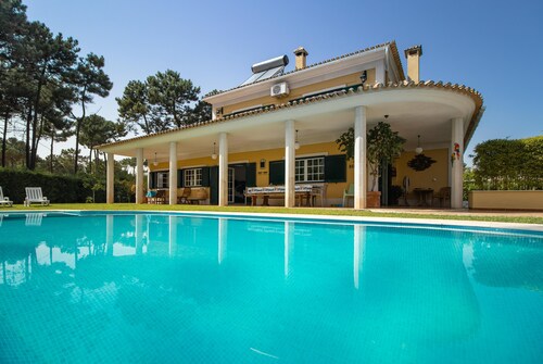 Aroeira Villa Sleeps 10 with Pool