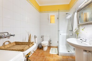 Regadera, secadora de cabello, toallas 