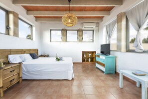 4 bedrooms, iron/ironing board, free WiFi, bed sheets