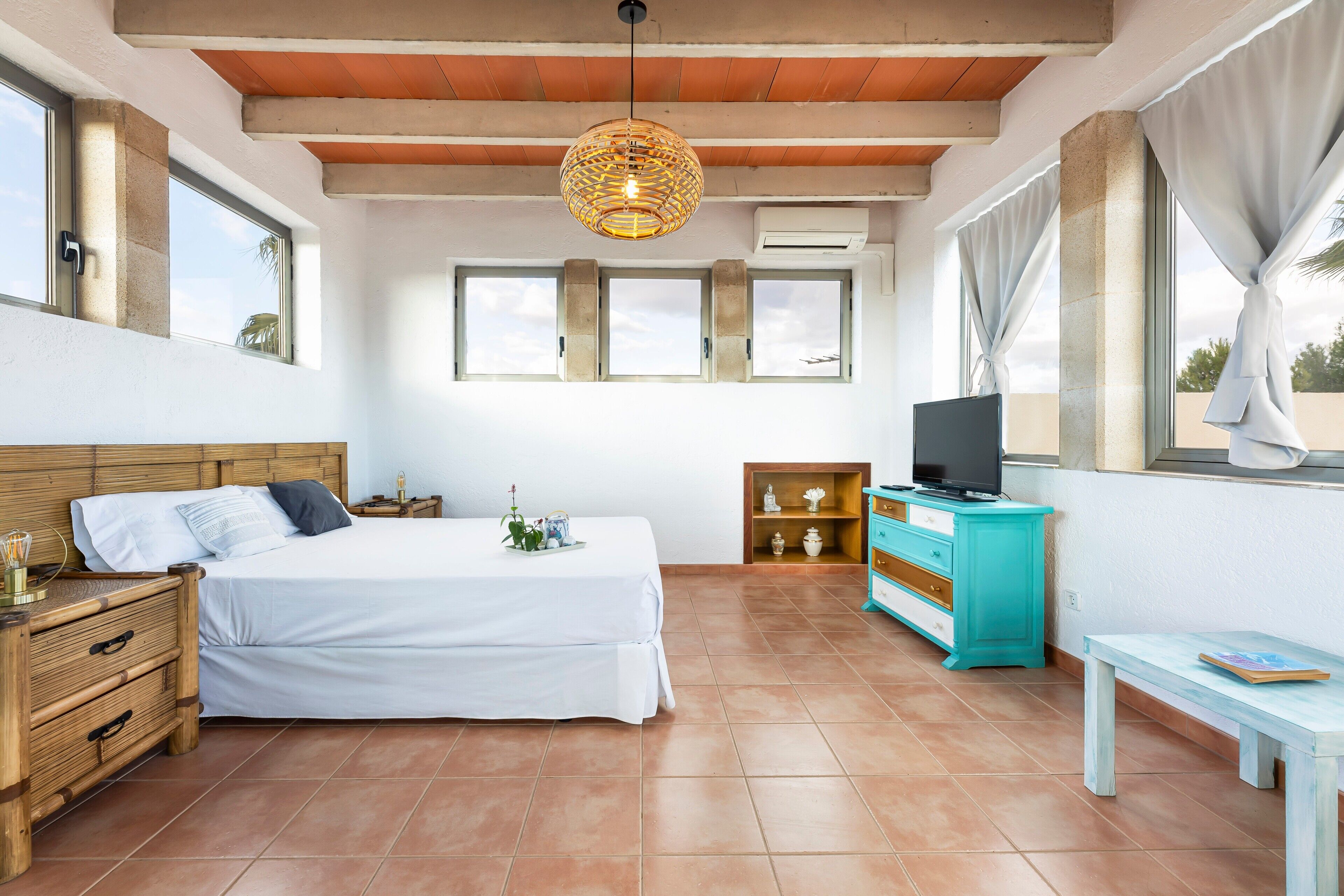 4 bedrooms, iron/ironing board, free WiFi, bed sheets