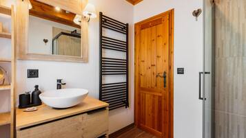 Ducha, secador de pelo y toallas