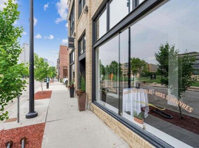 Luxury condo. 2 car garage, rooftop patio. Perfect for work or play! 