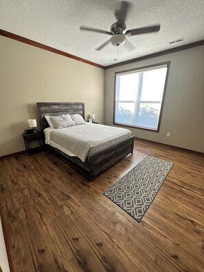 2 室のベッドルーム、アイロン / アイロン台、WiFi (無料)、ベッドシーツ