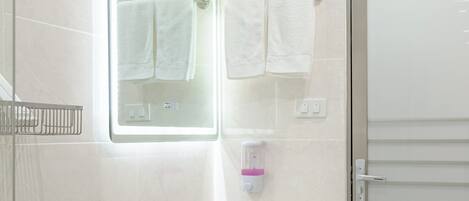 Ein modernes Badezimmer mit Waschbecken, Spiegel und Toilette.