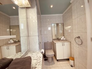 Shower, hair dryer, towels - The Good Life Holiday Home (Torviscas Bajo)