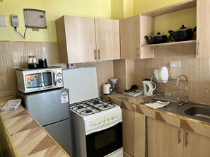 Appartement Ville | Cuisine privée | Réfrigérateur, four à micro-ondes, vaisselle et ustensiles