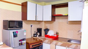 Uma cozinha equipada com micro-ondas, frigorífico, fogão e lava-louças.