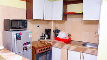 Apartament empresarial | Cuina privada | Frigorífic, microones i utensilis de cuina, vaixella i coberteria