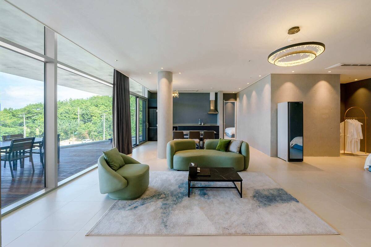 Una sala de estar moderna con un sofá, una mesa de centro y vistas a un balcón.