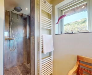Dusche, Haartrockner, Handtücher