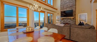 Cloud Dancer Spacious retreat with amazing views & hot tub