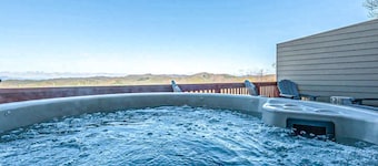 Cloud Dancer Spacious retreat with amazing views & hot tub