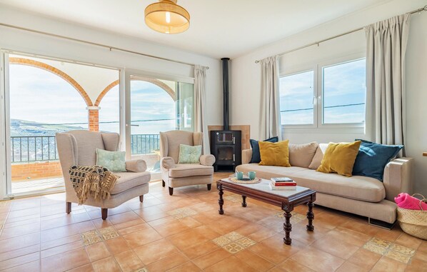 Smart TV, fireplace - 4 bedroom beautiful home in Periana (Periana)