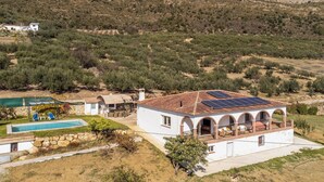 A villa with a swimming pool, solar panels, and a view of olive groves. - Pet friendly home in Periana (Periana)