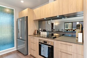 Køleskab, mikrobølgeovn, ovn, kogeplade