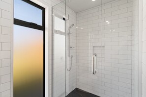 Shower, hair dryer, towels - Wanaka Adventure Retreat (Wānaka)