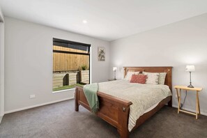 4 bedrooms, iron/ironing board, WiFi, bed sheets