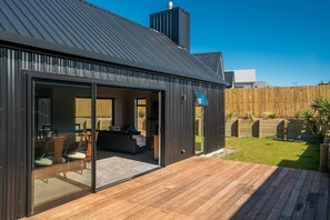 Terrace/patio - Wanaka Adventure Retreat (Wānaka)