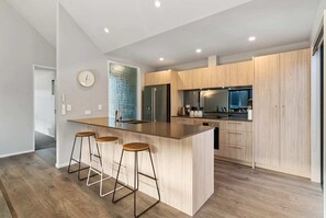 Fridge, microwave, oven, stovetop - Wanaka Adventure Retreat (Wanaka)