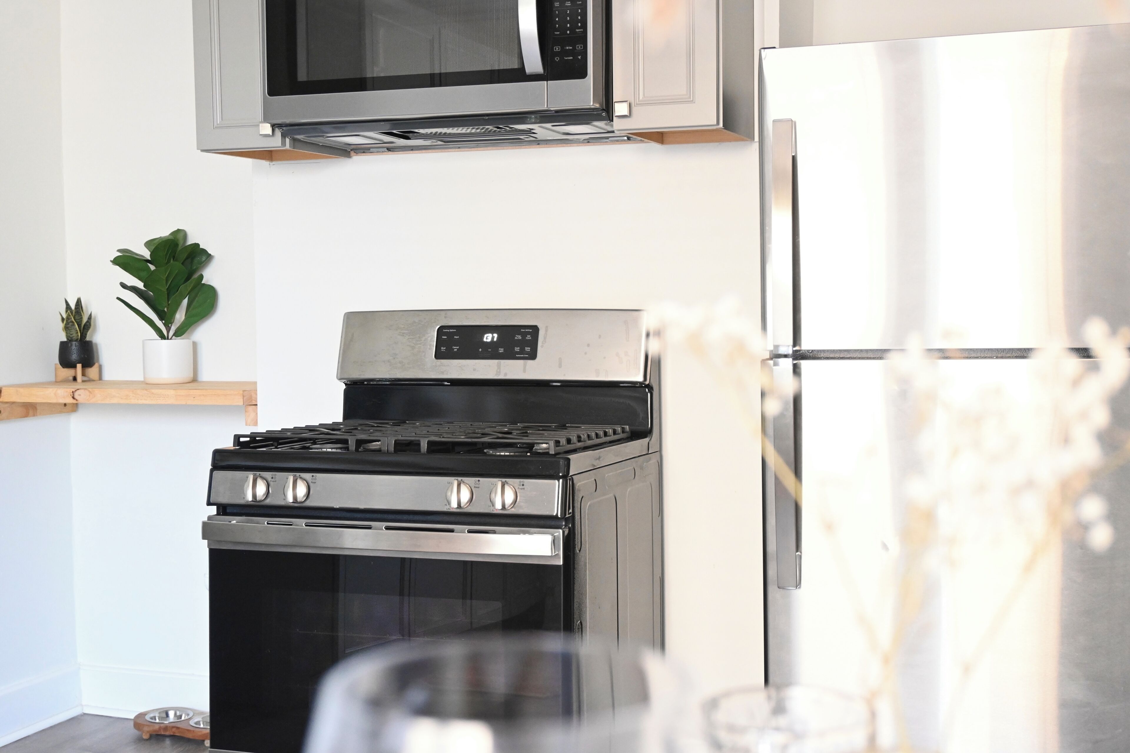 Geladeira, micro-ondas, fogão, cooktop