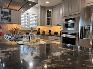 Een koelkast, een magnetron, een oven, een vaatwasser