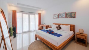 Une chambre d’hôtel moderne, dotée d’un grand lit, d’un bureau et d’une chaise.