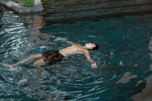 2 εξωτερικές πισίνες, ξαπλώστρες